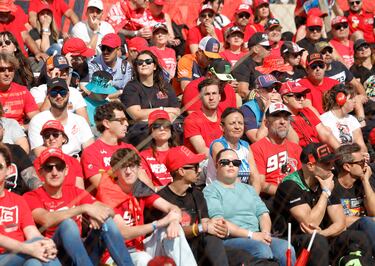 Las gradas del circuito de Cheste llena de espectadores que acuden al circuito tras un año de ausencia por las inundaciones provocadas por la Dana de Valencia de 2024.
 