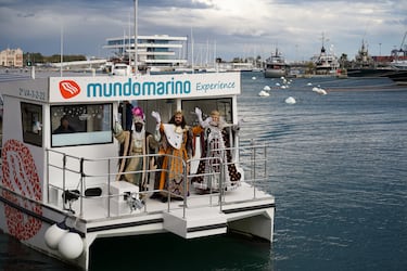 Los Reyes llegaron en barco a Valencia a saludar a los niños de la ciudad.