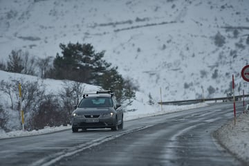 Un vehículo por las carreteras del Formigal, una urbanización perteneciente al municipio de Sallent de Gállego, en el Alto Gállego, provincia de Huesca, Aragón.