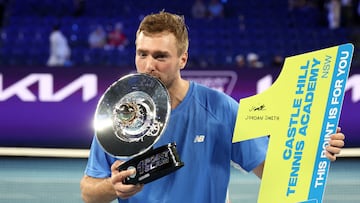 Jordan Smith posa con el trofeo tras vencer en el Million One Point.