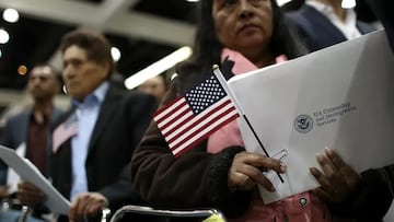 Mujer hace trámite para la ciudadanía estadounidense ante el USCIS.