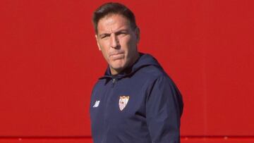 GRAF3990 SEVILLA, 20/11/2017.- El entrenador del Sevilla FC, el argentino Eduardo Berizzo, durante los entrenamientos de esta ma&ntilde;ana con su equipo, tras un comunicado del club en el que se informa que padece un c&aacute;ncer de pr&oacute;stata que 