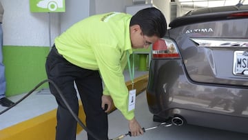 Todos los autos con engomado rojo deberán realizar la verificación vehicular en este mes de octubre del 2025.