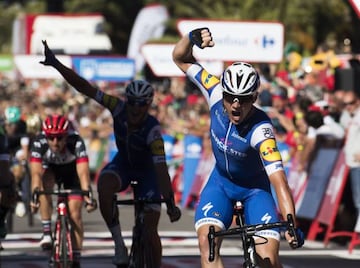 Yves Lampaert celebra su victoria, por delante de su compañero Matteo Trentin.