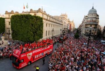 Celebración de los jugadores del Sevilla en la plaza de la Puerta de Jerez, durante el paseo triunfal que ha realizado el equipo esta tarde para festejar y ofrecer a la ciudad su quinta Liga Europa conseguida el pasado miércoles en Basilea (Suiza