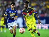 Miguel Garcia (L) of San Luis fights for the ball with Cristian Borja (R) of America during the 10th round match between Atletico de San Luis and America as part of the Liga BBVA MX, Torneo Apertura 2025 at Alfonso Lastras Stadium, on September 24, 2025 in San Luis Potosi, Mexico.
