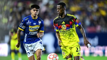 Miguel Garcia (L) of San Luis fights for the ball with Cristian Borja (R) of America during the 10th round match between Atletico de San Luis and America as part of the Liga BBVA MX, Torneo Apertura 2025 at Alfonso Lastras Stadium, on September 24, 2025 in San Luis Potosi, Mexico.