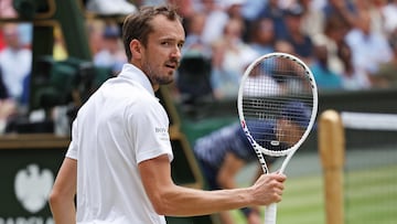 London (United Kingdom), 12/07/2024.- Daniil Medvedev of Russia gestures during his Men's Singles semi-finals match against Carlos Alcaraz of Spain at the Wimbledon Championships, in Wimbledon, London, Britain, 12 July 2024. (Tenis, Rusia, España, Reino Unido, Londres) EFE/EPA/ADAM VAUGHAN EDITORIAL USE ONLY