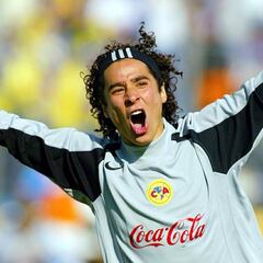 América recuerda la carrera de Guillermo Ochoa a lo Back to the future