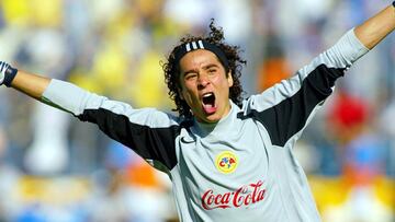 América recuerda la carrera de Guillermo Ochoa a lo Back to the future