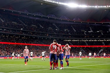 3-0. Thomas Lemar celebra el tercer gol con sus compañeros.