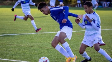 El joven delantero de 15 años juega en el Malmo FC de Suecia. Durante inicios de este 2021 estuvo a prueba en el Sassuelo de Italia. Su sueño es llegar a las grandes ligas y jugar en la Roja.