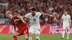 Munich (Germany), 25/06/2024.- Morten Hjulmand (L) of Denmark and Dusan Tadic of Serbia in action during the UEFA EURO 2024 Group C soccer match between Denmark and Serbia, in Munich, Germany, 25 June 2024. (Dinamarca, Alemania) EFE/EPA/RONALD WITTEK
