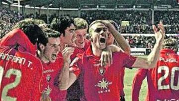 <b>EUFÓRICOS. </b>Los jugadores rojillos celebran alborozados el gol de Pandiani, el 3-0 de la gran tarde goleadora de Osasuna.