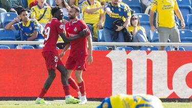 LAS PALMAS DE GRAN CANARIA, 12/01/2025.- El delantero del Getafe Borja Mayoral (d) celebra el segundo gol de su equipo ante la UD Las Palmas durante el partido correspondiente a la jornada 19 de LaLiga disputado este domingo en el estadio de Gran Canaria. EFE/ Quique Curbelo