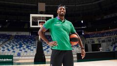 Melvin Ejim, presentado como nuevo jugador del Unicaja.