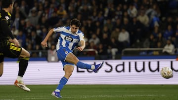 Mulattieri, en el momento de golpear el balón que significó el 2-1 para el Deportivo ante el Zaragoza.