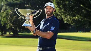 Dustin Johnson posa con el trofeo de campe&oacute;n del TOUR Championship 2020 en el East Lake Golf Club de Atlanta, Georgia.