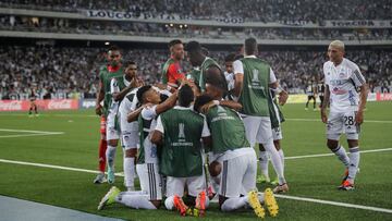 AMDEP8864. RÍO DE JANEIRO (BRASIL), 03/04/2024.- Jugadores de Junior celebran un gol este miércoles, en un partido de la fase de grupos de la Copa Libertadores entre Botafogo y Junior en el estadio Olímpico Nilton Santos de Río en Janeiro (Brasil). EFE/ Andre Coelho
