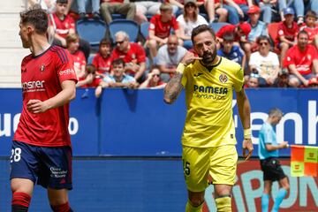 PAMPLONA, 25/05/2024.- El delantero del Villarreal José Luis Morales (d), celebra su gol ante Osasuna, durante el partido de la última jornada de LaLiga entre el Osasuna y Villarreal, este sábado en el estadio de El Sadar en Pamplona.-. EFE/Villar López
