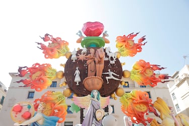 Las fallas visten las calles de Alicante. 
