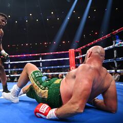 Ngannou desnuda a Fury