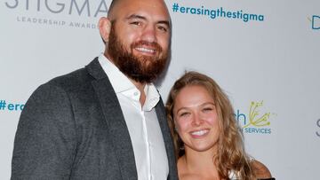 Travis Browne y Ronda Rousey asisten al 20 aniversario de &#039;Erasing The Stigma Leadership Awards&#039; en el Beverly Hilton Hotel el 28 de abril de 2016 en Beverly Hills, California. 