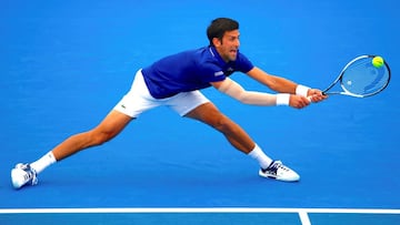 Novak Djokovic devuelve una bola ante Dominic Thiem durante su partido en el Kooyong Classic.