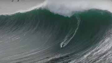 La surfista brasileña Michelle des Bouillons surfeando una ola gigante en Praia do Norte, Nazaré, Portugal, el 10 de febrero del 2022.