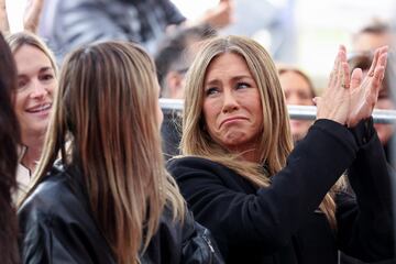 La actriz Jennifer Aniston aplaude emocionada durante la ceremonia de inauguración de la estrella de la actriz Courteney Cox en el Paseo de la Fama de Hollywood en Los Ángeles.