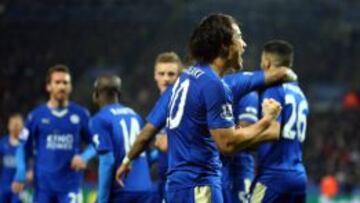 Shinji Okazaki celebra un gol con el Leicester.