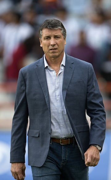 Contrario a lo que mucho medios han publicado en los últimos días, Siboldi no es un entrenador novato; lleva más de 12 años ejerciendo como director técnico a cargo de equipos como Cruz Azul Hidalgo, Dorados y un breve interinato al frente del primer equipo de 'La Máquina'. En 2015, fue elegido como el 'bombero' tras la salida de Pedro Caixinha, pero solo dirigió 2 partidos.