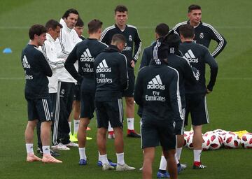 Solari hold a pre-session chat with the squad.