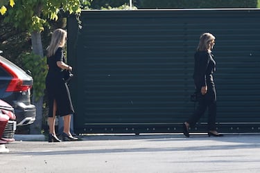 Carla Goyanes y Cari Lapique llegando al tanatorio de Tres Cantos donde se celebró el funeral por Caritina Goyanes.