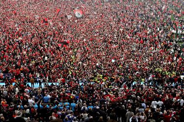 Los aficionados del Bayer Leverkusen invadieron en masa el césped del BayArena tas finalizar el encuentro y celebrar el primer título en la Bundesliga de su equipo.