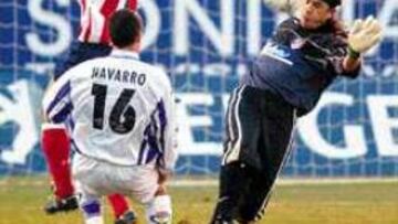 MUCHA EMOCIÓN. El Mono Burgos, salvo una ocasión de Navarro, y nuevamente volvió a ser protagonista con sus salidas fuera del área.