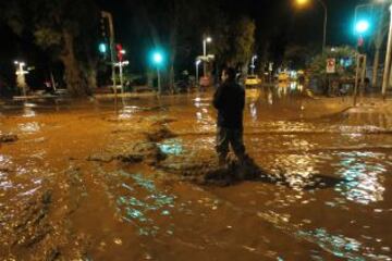 La cantidad de lluvia caída en poco tiempo en Copiapó, una zona desértica del norte de Chile, provocó el desborde del río y aluviones de barro y escombros. Chañaral también sufrió duras consecuencias.