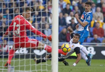 Ocasión al palo de Geard Moreno.  
 