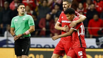 MEX3227. TOLUCA (MÉXICO), 22/10/2024.- Joao Días (c) e Isaías Violante del Toluca celebran un gol ante Puebla, este martes durante un partido por la jornada 13 del torneo Apertura 2024 de la Liga MX, disputado en el estadio Nemesio Diez, en Toluca (México). EFE/Alex Cruz