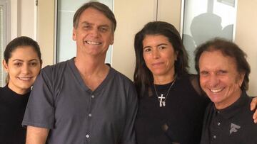 El bicampeón del mundo de Fórmula 1, Emerson Fittipaldi (a la derecha), posa con Jair Bolsonaro, candidato de la ultraderecha a la presidencia de Brasil.