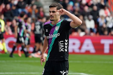 Hizo un gol, pero la defensa sportinguista todavía sueña con él. Un peligro constante para la portería de Yáñez. 
