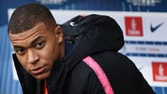 El futbolista franc&eacute;s Kylian Mbapp&eacute; sentado en el banquillo durante el partido del PSG ante el FC Girondins de Burdeos del 9 de febrero en el estadio del Parque de los Pr&iacute;ncipes.
 