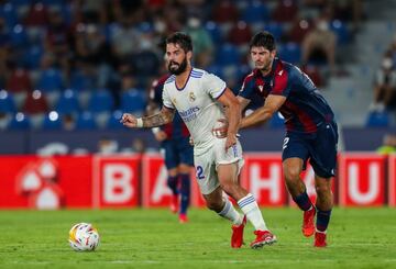 Isco, en la imagen yéndose de Melero, recuperó en el Ciutat su mejor versión, la que no se veía desde la temporada 2017-18.