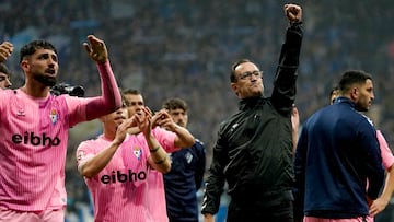 OVIEDO, 08/06/2024.- El entrenador del Eibar, Joseba Etxeberria (2-d), y sus jugadores saludan a los aficionados al t¨¦rmino del partido de ida de las semifinales de la fase de ascenso a Primera Divisi¨®n que Real Oviedo y SD Eibar han disputado este s¨¢bado en el estadio Carlos Tartiere. EFE/Paco Paredes