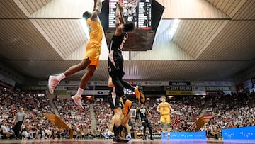 GIRONA, 14/04/2024.- El ala-pívot francés del Girona, Yves Pons (c), se eleva para intentar taponar a James Nnaji (i), pívot nigeriano del Barcelona, durante el partido de la jornada 29 de la Liga Endesa entre el Basquet Girona y FC Barcelona, este domingo en el pabellón de Fontajau en Girona. EFE/David Borrat.
