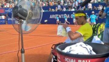 Nadal se protege del calor con un ventilador. 