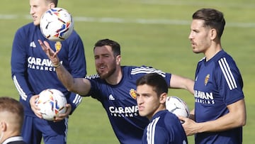 Peybernes atrapa un bal&oacute;n en el entrenamiento de ayer.