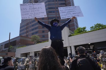 Manifestantes se congregan frente al centro de detención metropolitano en el centro de Los Ángeles.