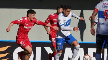 Futbol, Nublense vs Universidad Catolica
Decimoseptima fecha, campeonato Nacional 2024.
El jugador de Universidad Catolica Cesar Pinares
, derecha, juega el balon contra Nublense durante el partido de primera division disputado en el estadio Nelson Oyarzun de Chillan, Chile.
28/07/2024
Eduardo Fortes/Photosport
Football, Nublense vs Universidad Catolica
17th date, 2024 National Championship.
Universidad Catolica Cesar Pinares player, right, play the ball against Nublense during the first division match played at the Nelson Oyarzun stadium in Chillan, Chile.
28/07/2024
Eduardo Fortes/Photosport