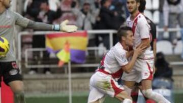 El defensa del Rayo Vallecano Roberto Triguero &quot;Tito&quot; celebra su gol junto al delantero brasile&ntilde;o Leo Baptistao. 